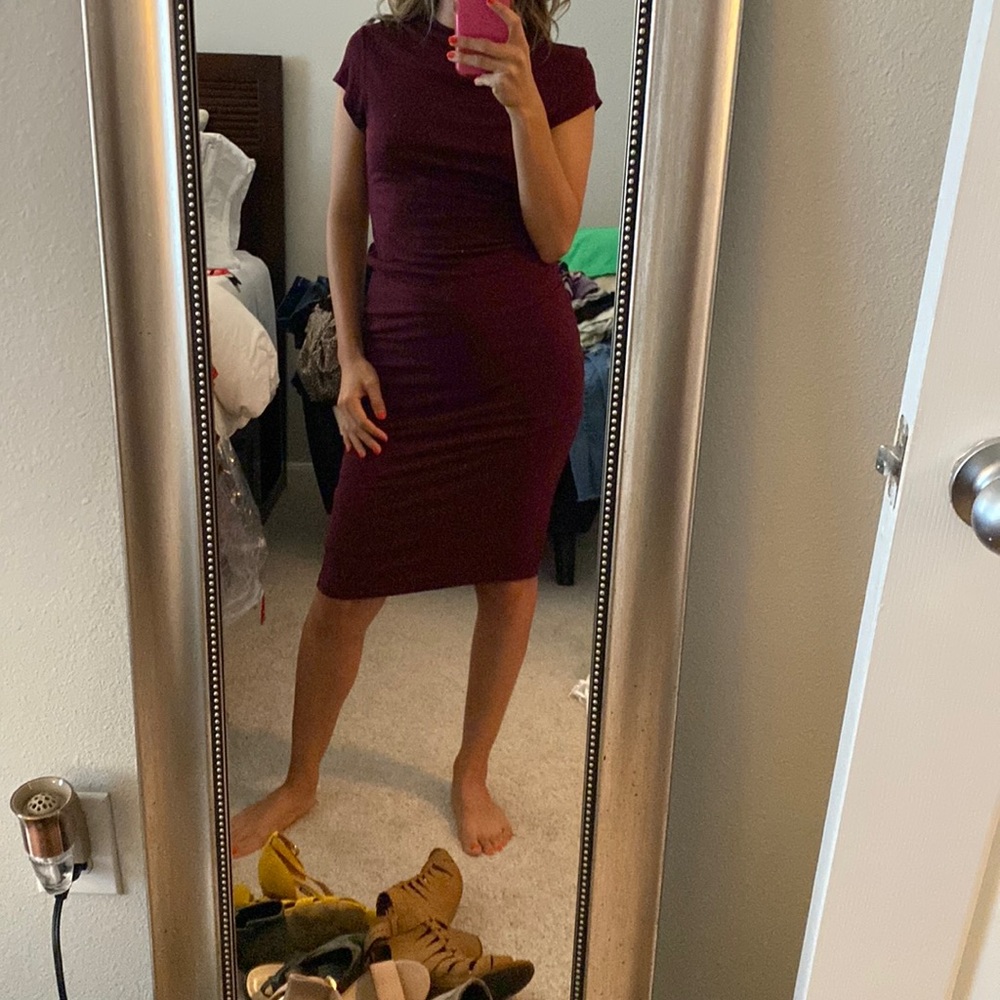 Maroon dress fitted to the body. Size Medium.